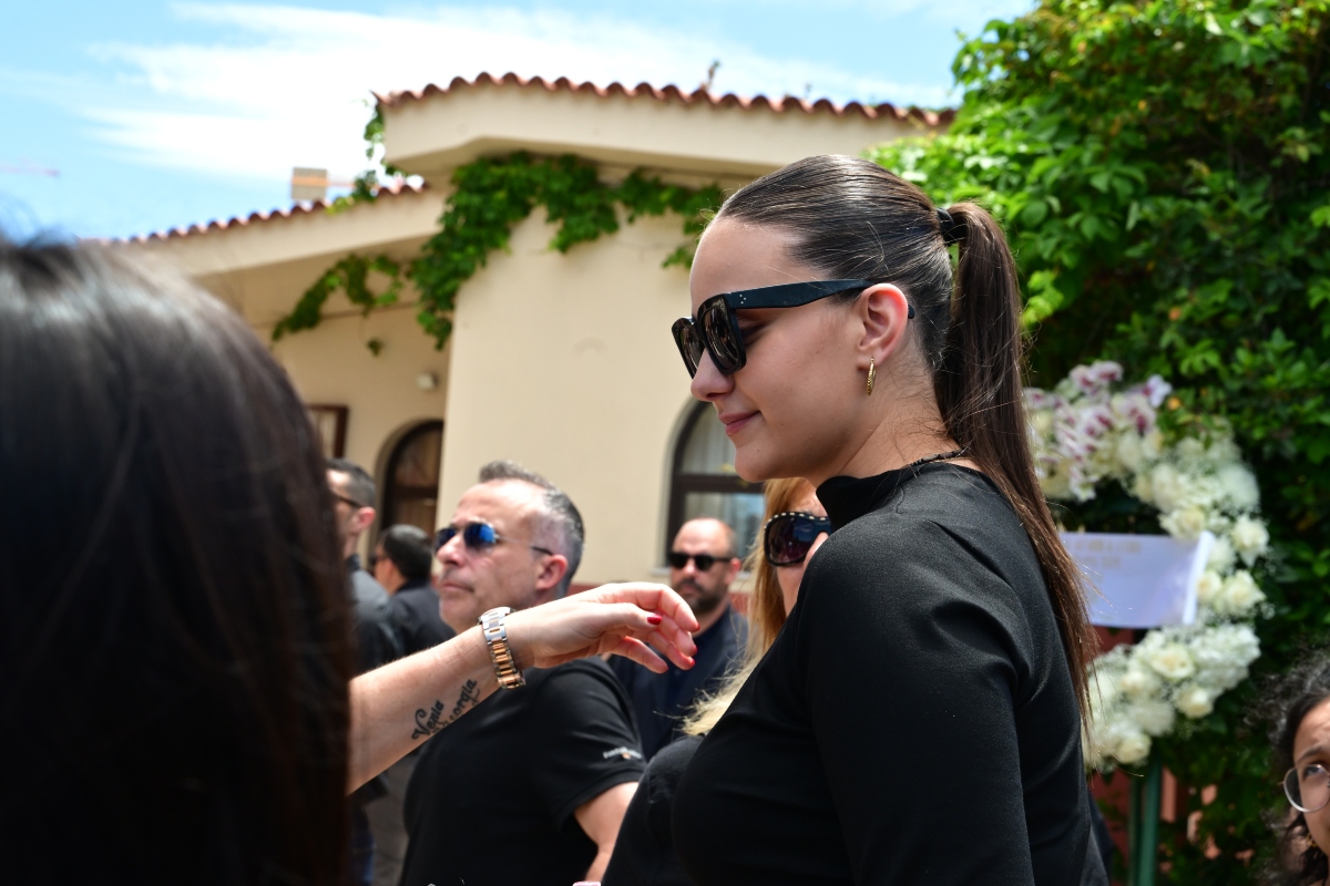 Ράγισε καρδιές η κόρη της Μαστροκώστα στον επικήδειο: «Δεν σου λέω αντίο, γιατί θα είσαι για πάντα μέσα μου»