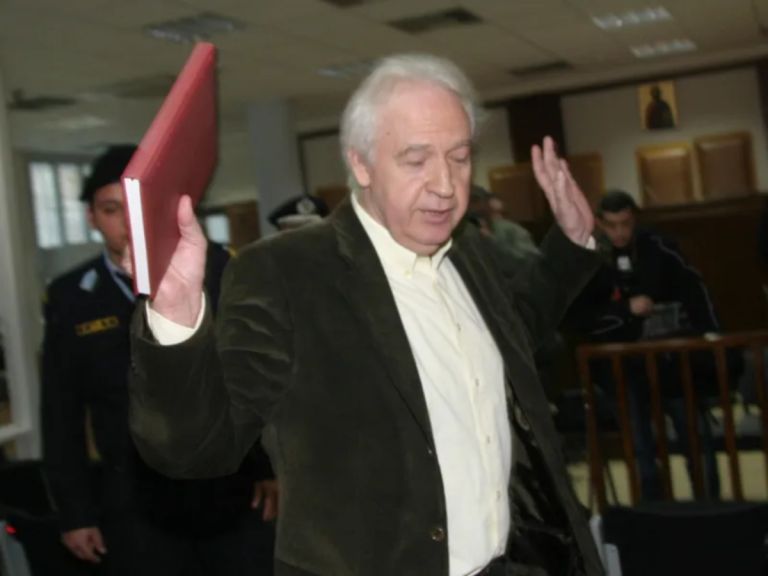 Αποφυλακίστηκε ο Αλέξανδρος Γιωτόπουλος – Οι πρώτες εικόνες του αρχηγού της 17Ν