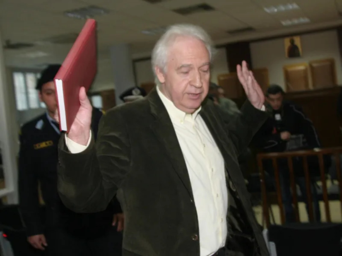 Αποφυλακίστηκε ο Αλέξανδρος Γιωτόπουλος – Οι πρώτες εικόνες του αρχηγού της 17Ν