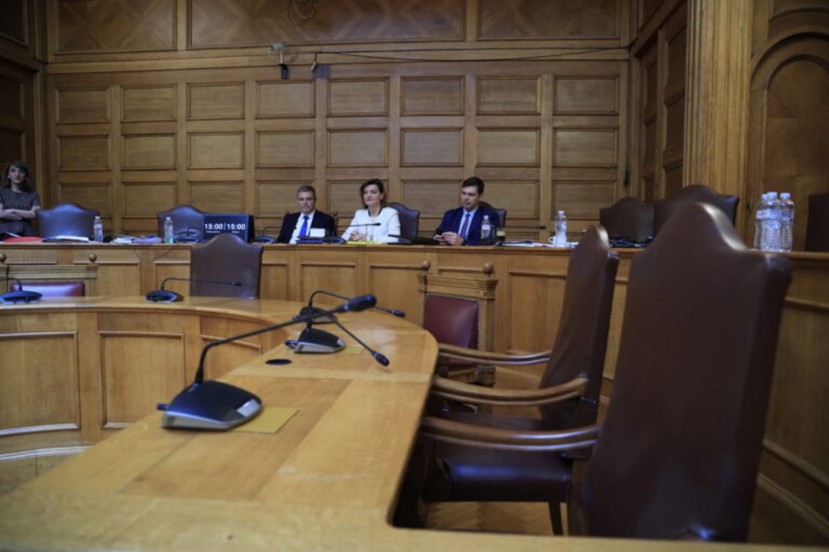 «Φέρτε τους τώρα στη Βουλή!» — Ο ΣΥΡΙΖΑ στριμώχνει Τζαβέλλα και Δεμίρη για το σκοτεινό δίκτυο υποκλοπών