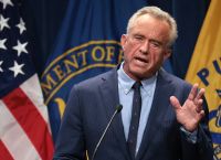 Ο RFK Jr. ανοίγει πολιτικό πόλεμο μέσα στους Ρεπουμπλικάνους με στόχο τον Bill Cassidy