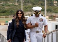 Η Κίμπερλι Γκιλφόιλ στη Σούδα: «Η βάση είναι κρίσιμη για το ΝΑΤΟ και την ασφάλεια στην Ανατολική Μεσόγειο»