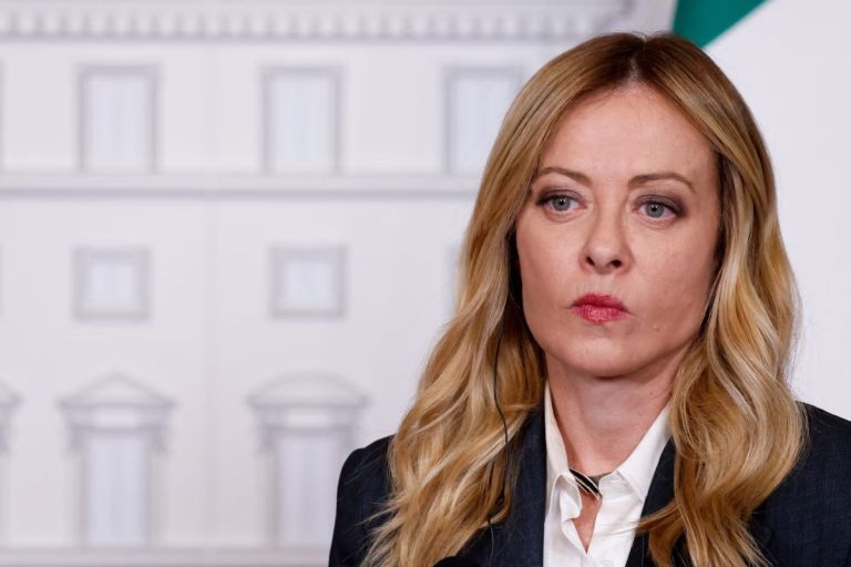 Μελόνι για τα deepfake: «Σκεφτείτε πριν κοινοποιήσετε ψεύτικες εικόνες»