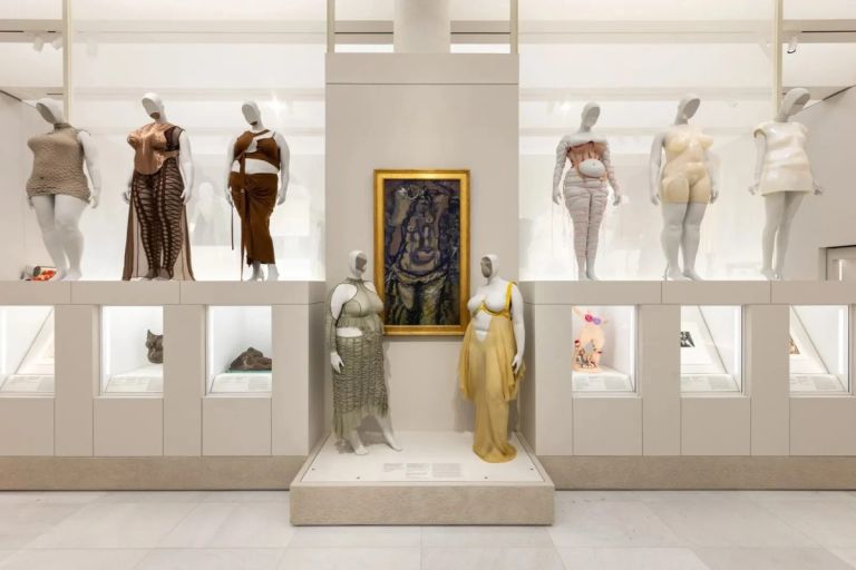 Costume Art: Η έκθεση του Met που βάζει τη μόδα μέσα στο ανθρώπινο σώμα