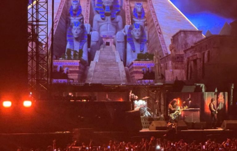 Αποθέωση για τους Iron Maiden στο ΟΑΚΑ – Άνοιξαν με το θρυλικό «Murders in the Rue Morgue»