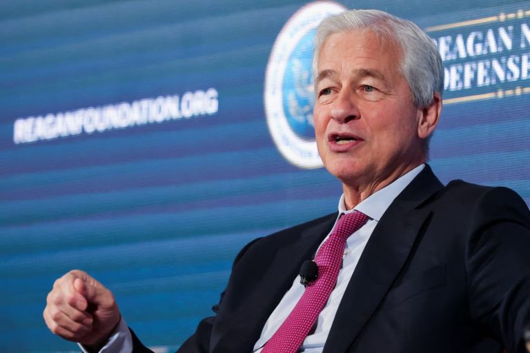 Τζέιμι Ντίμον: Η JPMorgan προειδοποιεί για το mega project στο Λονδίνο αν φύγει ο Στάρμερ