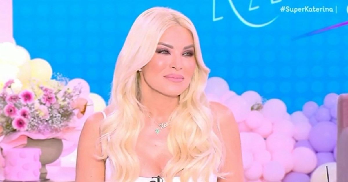Κατερίνα Καινούργιου: Χωρίς μακιγιάζ και με εντυπωσιακό μαγιό στην ξαπλώστρα [pics]
