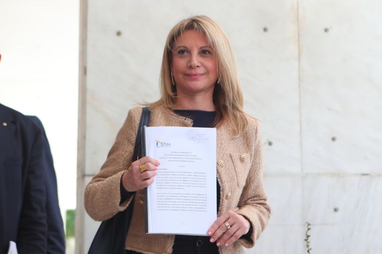 Στον Άρειο Πάγο η Μαρία Καρυστιανού – Κατέθεσε τα έγγραφα για την «Ελπίδα για τη Δημοκρατία»