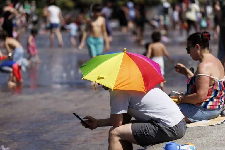 Καύσωνας «σαρώνει» τη Δυτική Ευρώπη: Νεκροί σε Γαλλία και Βρετανία – Συναγερμός για θερμοκρασίες έως 40°C