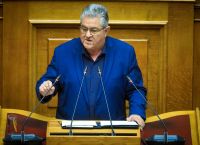 «Σφοδρή πολιτική σύγκρουση για την Ιστορία»: Κουτσούμπας κατά Τσίπρα – Κατηγορίες για καπήλευση του ΕΛΑΣ