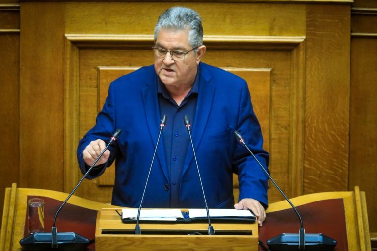 «Σφοδρή πολιτική σύγκρουση για την Ιστορία»: Κουτσούμπας κατά Τσίπρα – Κατηγορίες για καπήλευση του ΕΛΑΣ