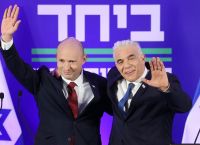 «Μαζί ή τίποτα»: Το στοίχημα Μπένετ–Λαπίντ για την ανατροπή Νετανιάχου
