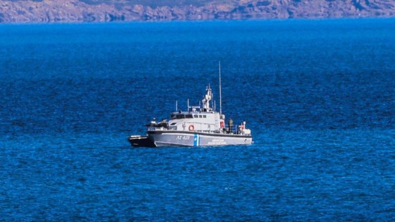Άνδρος: Βυθίστηκε φορτηγό πλοίο μετά από πρόσκρουση σε βράχια – Σώο το πλήρωμα