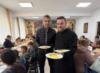 Συγκίνησε ο Λουτσέσκου: Πρόσφερε μερίδες φαγητού σε κοινότητα στη Ρουμανία στη μνήμη του πατέρα του