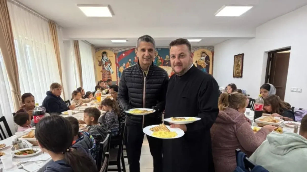 Συγκίνησε ο Λουτσέσκου: Πρόσφερε μερίδες φαγητού σε κοινότητα στη Ρουμανία στη μνήμη του πατέρα του