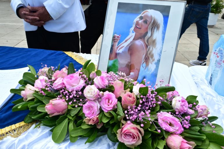 Χέρι χέρι Βικτώρια και Τραϊανός Δέλλας στο τελευταίο «αντίο» στη Γωγώ Μαστροκώστα