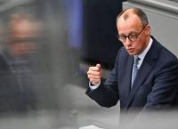 «Μην πάτε Αμερική» — Ηχηρό σοκ Μερτς για το τέλος του αμερικανικού ονείρου