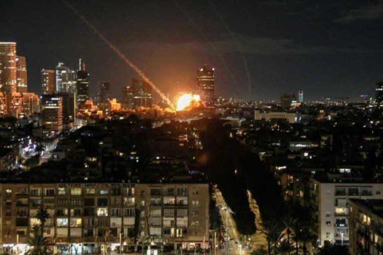 Τεχεράνη υπό πολιορκία drones: Νέα κλιμάκωση στον σκιώδη πόλεμο Ιράν–Δύσης