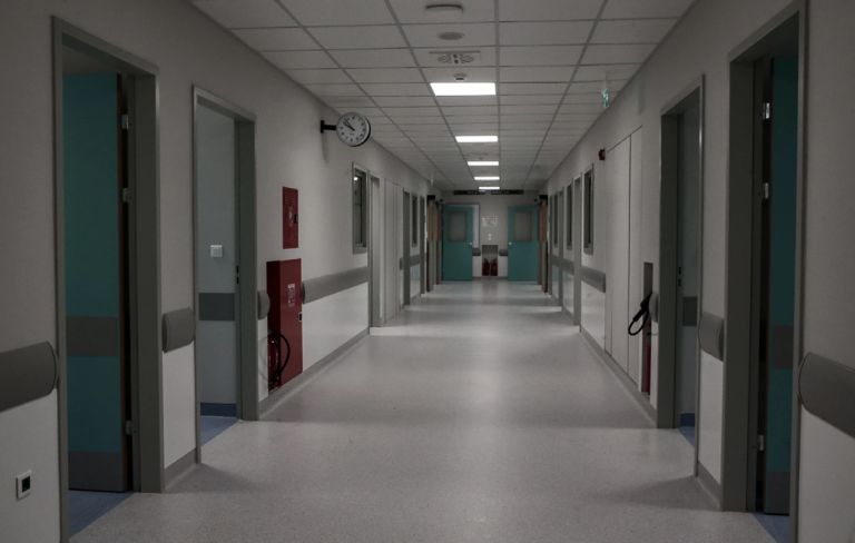 Συνελήφθη η μητέρα του 3χρονου κοριτσιού που νοσηλεύεται στη ΜΕΘ με σοβαρά τραύματα και αιμάτωμα στο κεφάλι