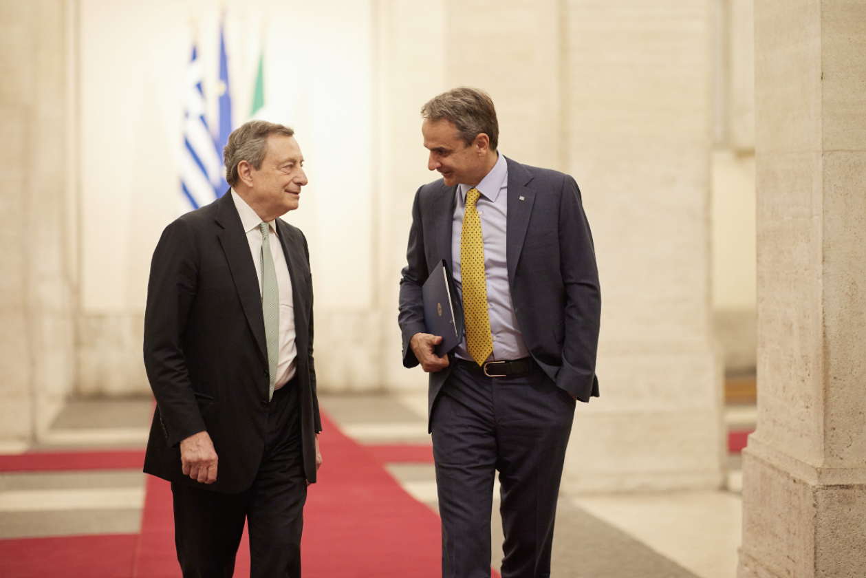 Στο πλευρό του Ντράγκι ο Μητσοτάκης: Νέα διεθνής αναγνώριση για την Ελλάδα