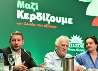 Μαζικές «μεταγραφές» στο ΠΑΣΟΚ: Ο Ανδρουλάκης στήνει νέο μέτωπο απέναντι στον Μητσοτάκη