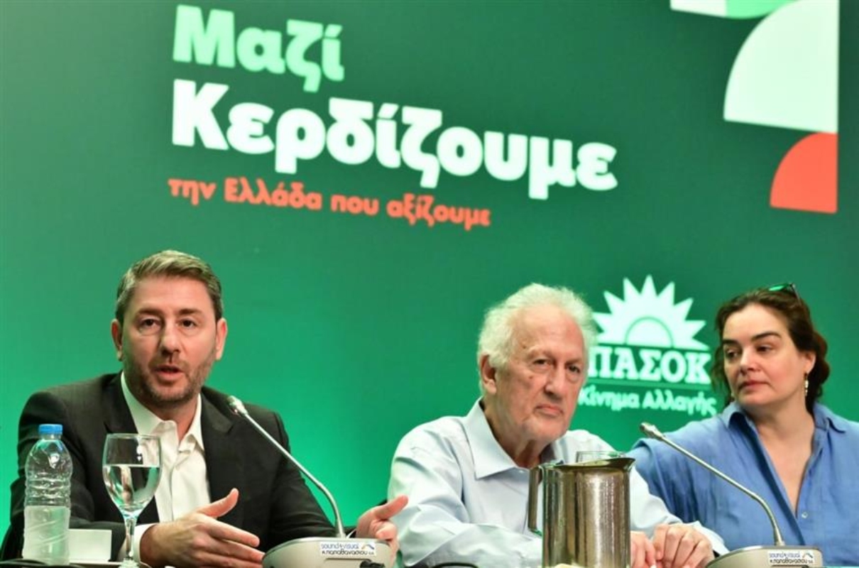 Μαζικές «μεταγραφές» στο ΠΑΣΟΚ: Ο Ανδρουλάκης στήνει νέο μέτωπο απέναντι στον Μητσοτάκη