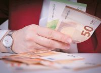 ΟΠΕΚΑ: Επίδομα έως 3.500 ευρώ για γονείς – Ποιοι θα το λάβουν, κριτήρια