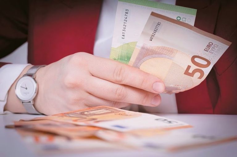 ΟΠΕΚΑ: Επίδομα έως 3.500 ευρώ για γονείς – Ποιοι θα το λάβουν, κριτήρια