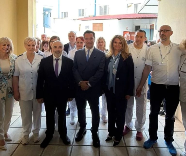 «Υπουργός έργων και ανθρωπιάς»: Αποθέωση για Άδωνι στη Νάουσα με έργα, συγκίνηση και μήνυμα στήριξης στο ΕΣΥ