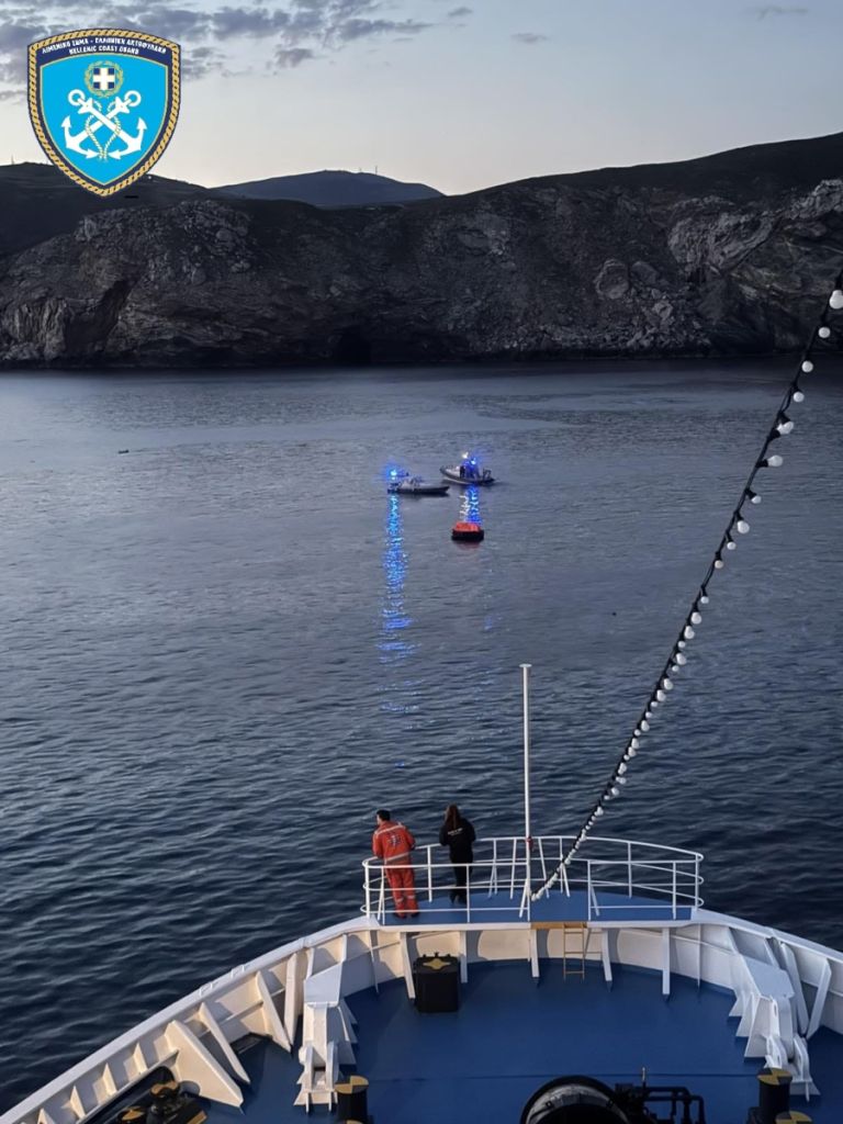 Άνδρος: Βυθίστηκε φορτηγό πλοίο που προσάραξε σε βράχους – Σώοι και οι 9 ναυτικοί