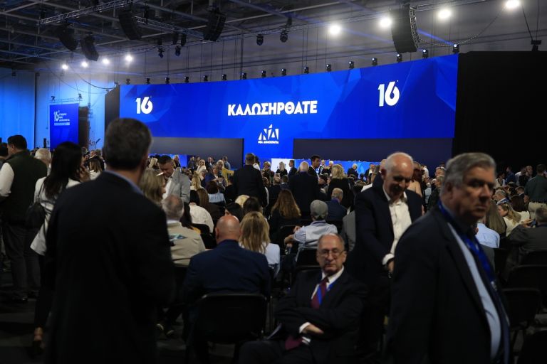 Χαμόγελα, σέλφι και μηνύματα ενότητας στο 16ο Συνέδριο της ΝΔ