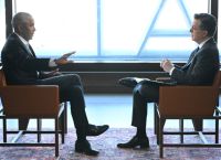 Ο Ομπάμα «φωτογραφίζει» τον Τραμπ στο Colbert – πολιτικά μηνύματα και… εξωγήινοι