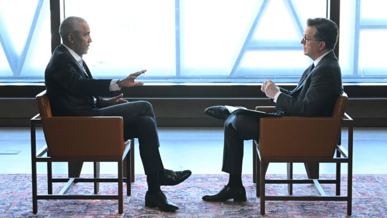 Ο Ομπάμα «φωτογραφίζει» τον Τραμπ στο Colbert – πολιτικά μηνύματα και… εξωγήινοι