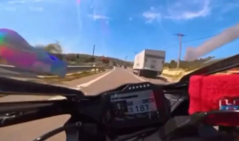 Στα “δίχτυα” της ΕΛΑΣ 37χρονος οδηγός μηχανής: Έτρεχε με 240 χλμ/ώρα και τον βρήκαν από τα βίντεο που ανέβαζε