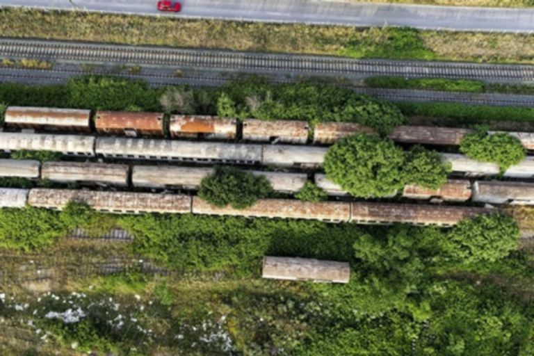 Επιτέλους, εκποιούνται 1.231 παλιά βαγόνια τρένου