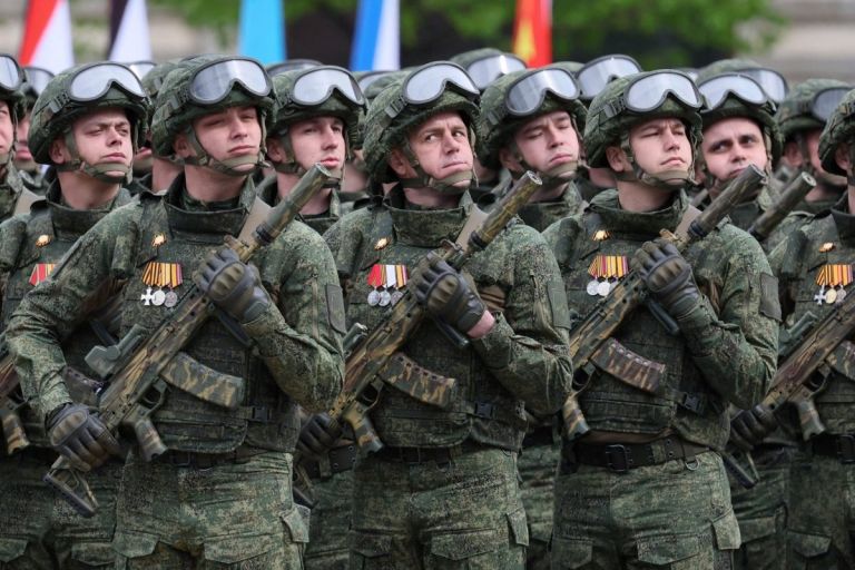 Μόσχα: Παρέλαση χωρίς βαριά όπλα στην Ημέρα Νίκης – Μήνυμα Πούτιν κατά ΝΑΤΟ