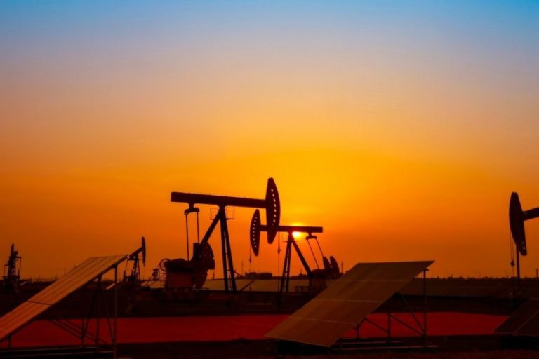 Πετρέλαιο: Άνοδος 1% με το βλέμμα στο Ορμούζ – Εβδομαδιαίες απώλειες άνω του 7%