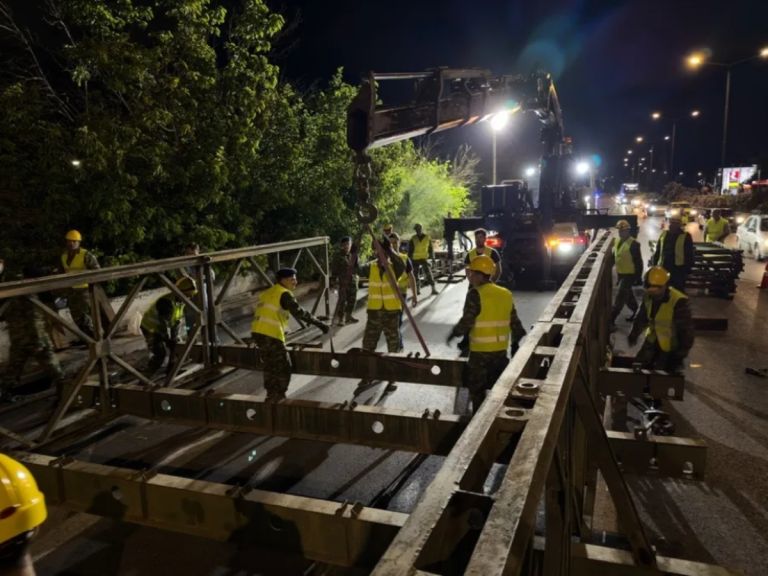 Ν.Φιλαδέλφεια: Σε μία νύχτα έστησαν στρατιωτική μεταλλική πεζογέφυρα συνεργασία ενόπλων δυνάμεων δήμου