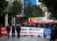 Πρωτομαγιά στην Αθήνα: Χιλιάδες πολίτες στις απεργιακές συγκεντρώσεις – Ποιοι πολιτικοί έδωσαν το «παρών»