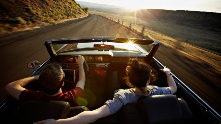 Το 51% των Ελλήνων ταξιδιωτών σχεδιάζει road trips, σύμφωνα με τη Booking.com