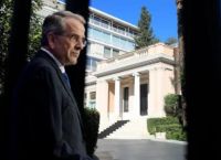 Μαξίμου σε θέση μάχης: Πρόταση δυσπιστίας, Σαμαράς και νέα κόμματα αλλάζουν το σκηνικό