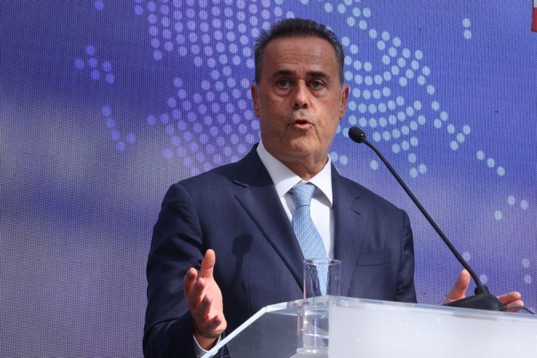 Νέος χάρτης για τις ΑΠΕ: Σκληροί κανόνες σε φωτοβολταϊκά και αιολικά – Τι αλλάζει με το χωροταξικό ΥΠΕΝ