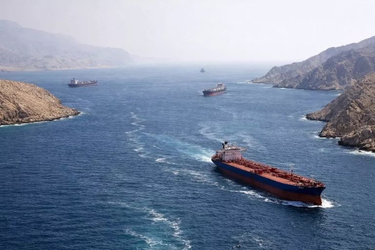 Ορμούζ στα όρια πολέμου: Τάνκερ χτυπήθηκε μετά την κίνηση Τραμπ