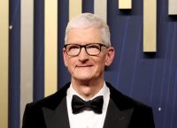 Apple: Ο Τιμ Κουκ αποχωρεί – Οι 3 λόγοι και ο διάδοχος Τζον Τέρνους