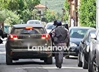 Ένοπλη ληστεία με καλάσνικοφ σε τράπεζα στην Κάτω Τιθορέα -Η στιγμή που φεύγουν οι δράστες [pics]