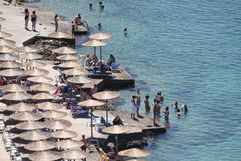ΟΠΕΚΑ: «Τρέχουν» οι αιτήσεις για δωρεάν διακοπές–Ποιοι δικαιούνται τα προγράμματα