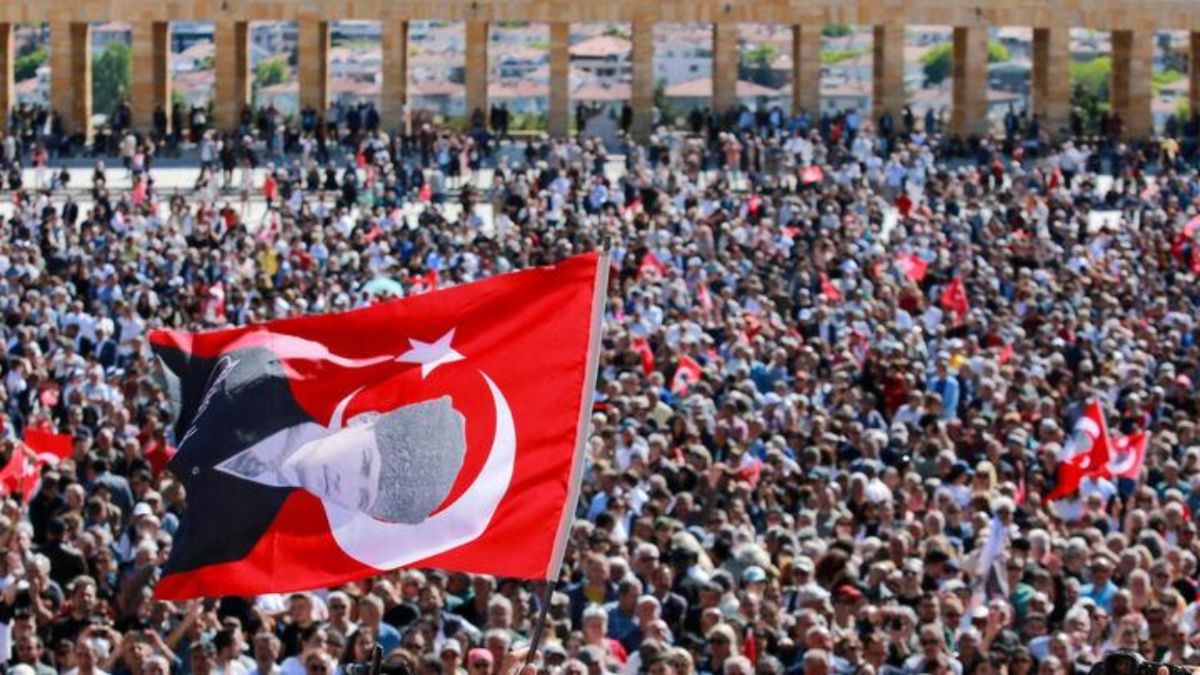ΡΗΓΜΑ ΣΤΗΝ ΤΟΥΡΚΙΚΗ ΑΝΤΙΠΟΛΙΤΕΥΣΗ: Χιλιάδες στους δρόμους αμφισβητούν το πολιτικό σχέδιο Ερντογάν