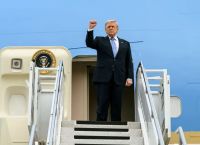 Άγνωστη σκηνή στο αεροδρόμιο του Πεκίνου: Εντολή να πεταχτούν κινεζικά αντικείμενα πριν αναχωρήσει ο Τραμπ