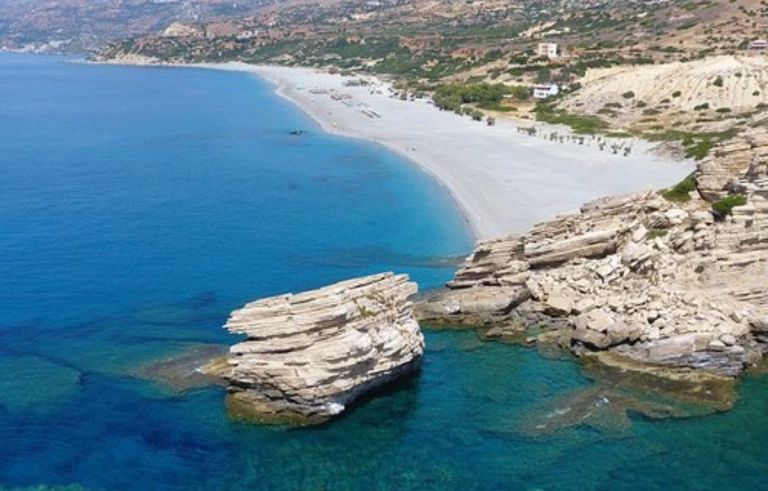 Κρήτη: «Σαρώνει» ξανά στις Γαλάζιες Σημαίες – 154 βραβευμένες ακτές το 2026