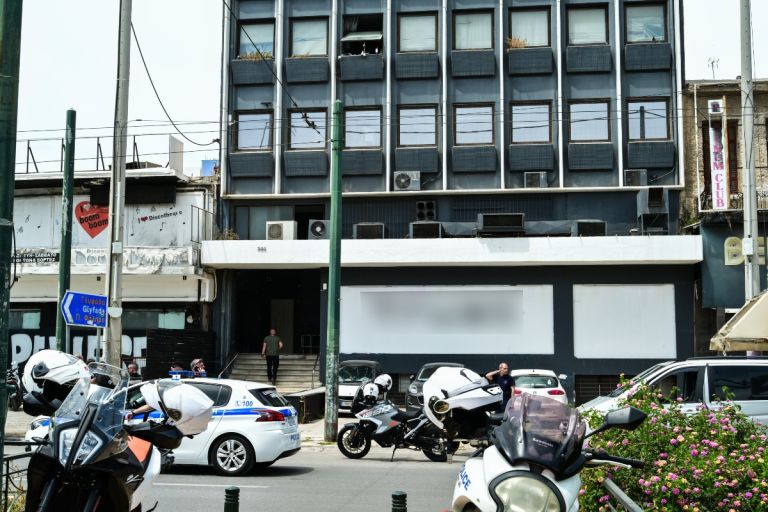 Σκηνές τρόμου στις Τζιτζιφιές: Γυναίκα τραυματίστηκε από πυροβολισμούς έξω από μπαρ